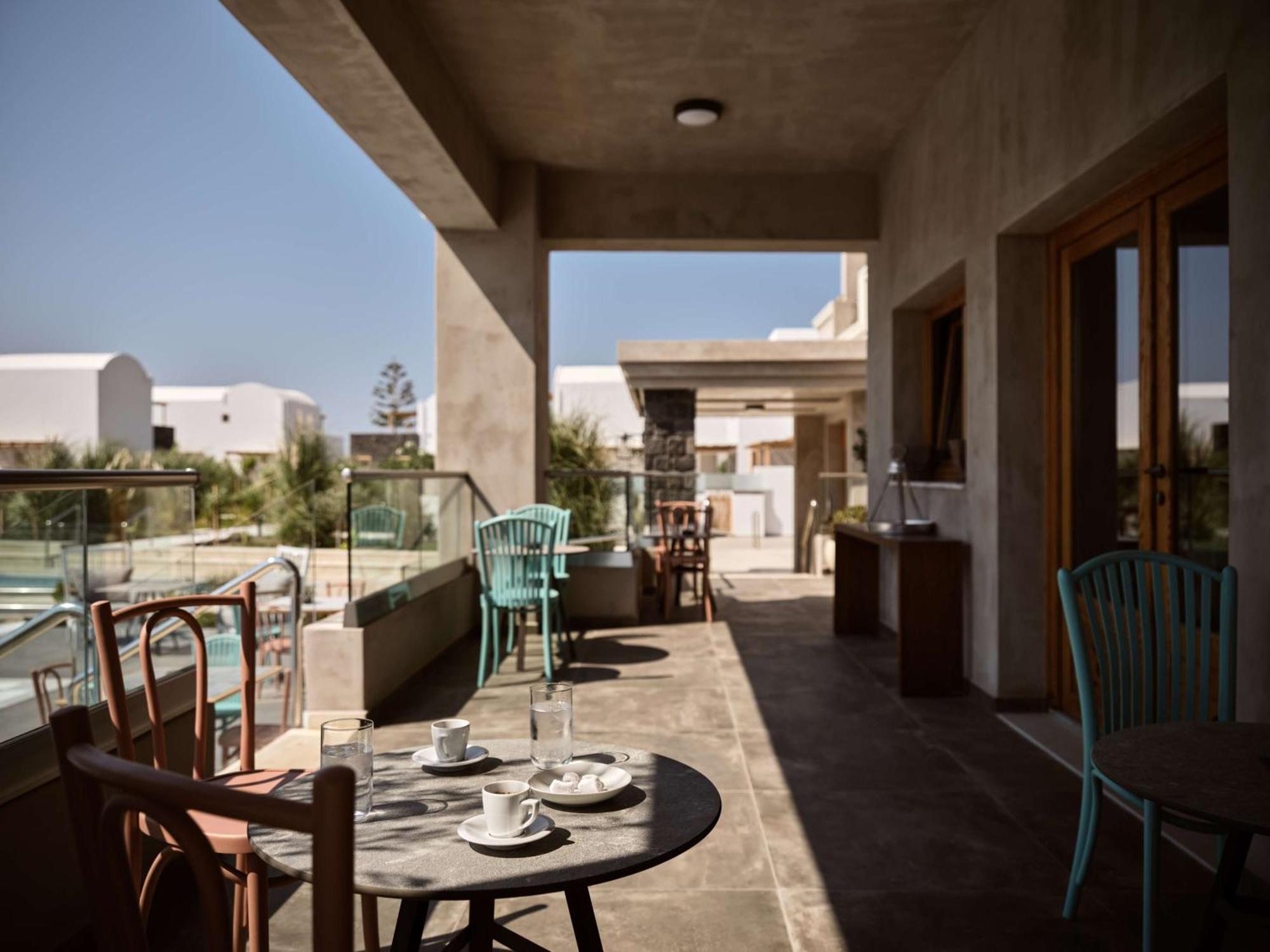 Sea Breeze Santorini Beach Resort, Curio By Hilton Agios Georgios  Exterior foto