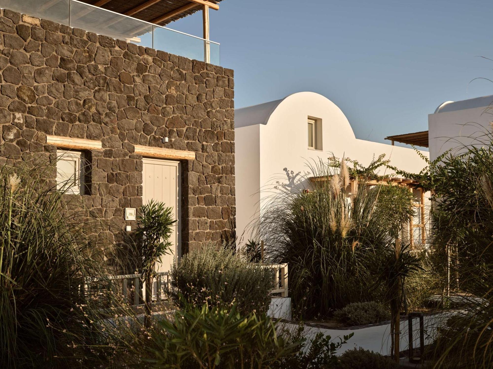 Sea Breeze Santorini Beach Resort, Curio By Hilton Agios Georgios  Exterior foto