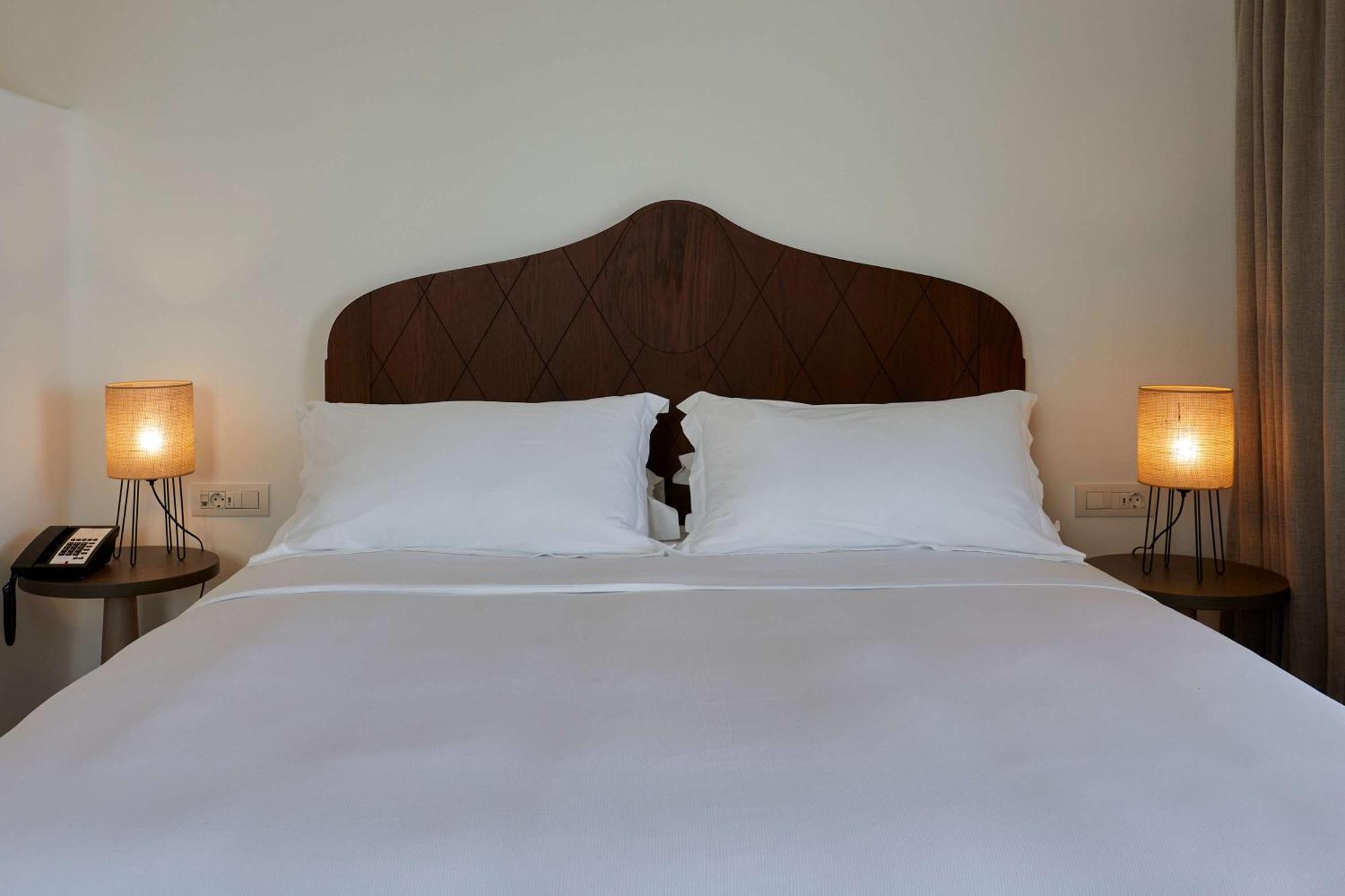 Sea Breeze Santorini Beach Resort, Curio By Hilton Agios Georgios  Exterior foto