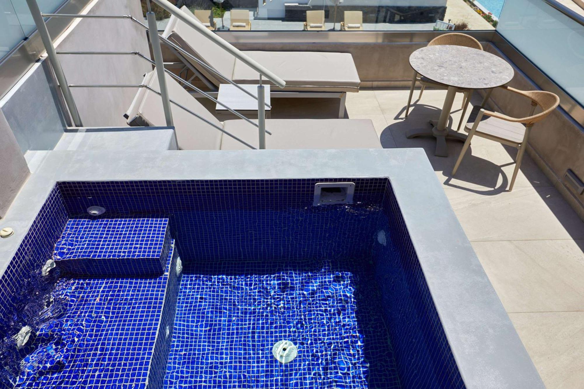 Sea Breeze Santorini Beach Resort, Curio By Hilton Agios Georgios  Exterior foto