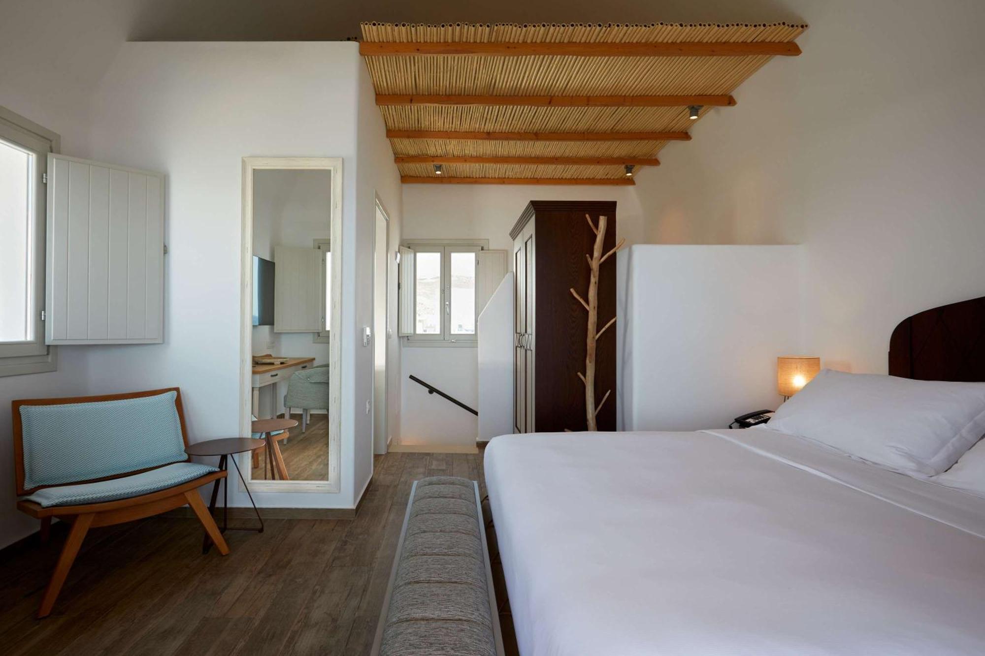 Sea Breeze Santorini Beach Resort, Curio By Hilton Agios Georgios  Exterior foto