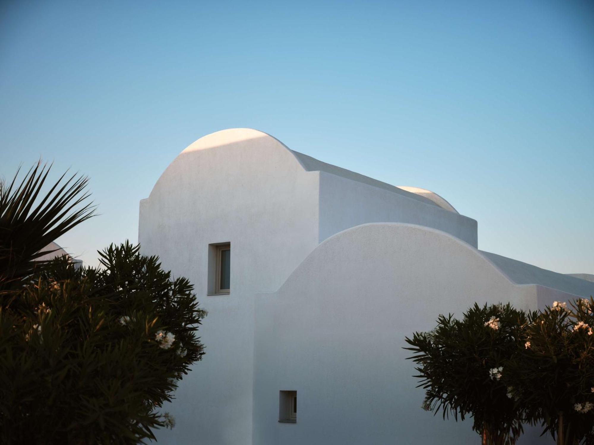 Sea Breeze Santorini Beach Resort, Curio By Hilton Agios Georgios  Exterior foto