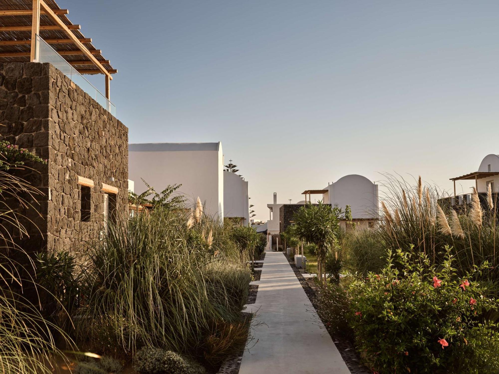 Sea Breeze Santorini Beach Resort, Curio By Hilton Agios Georgios  Exterior foto