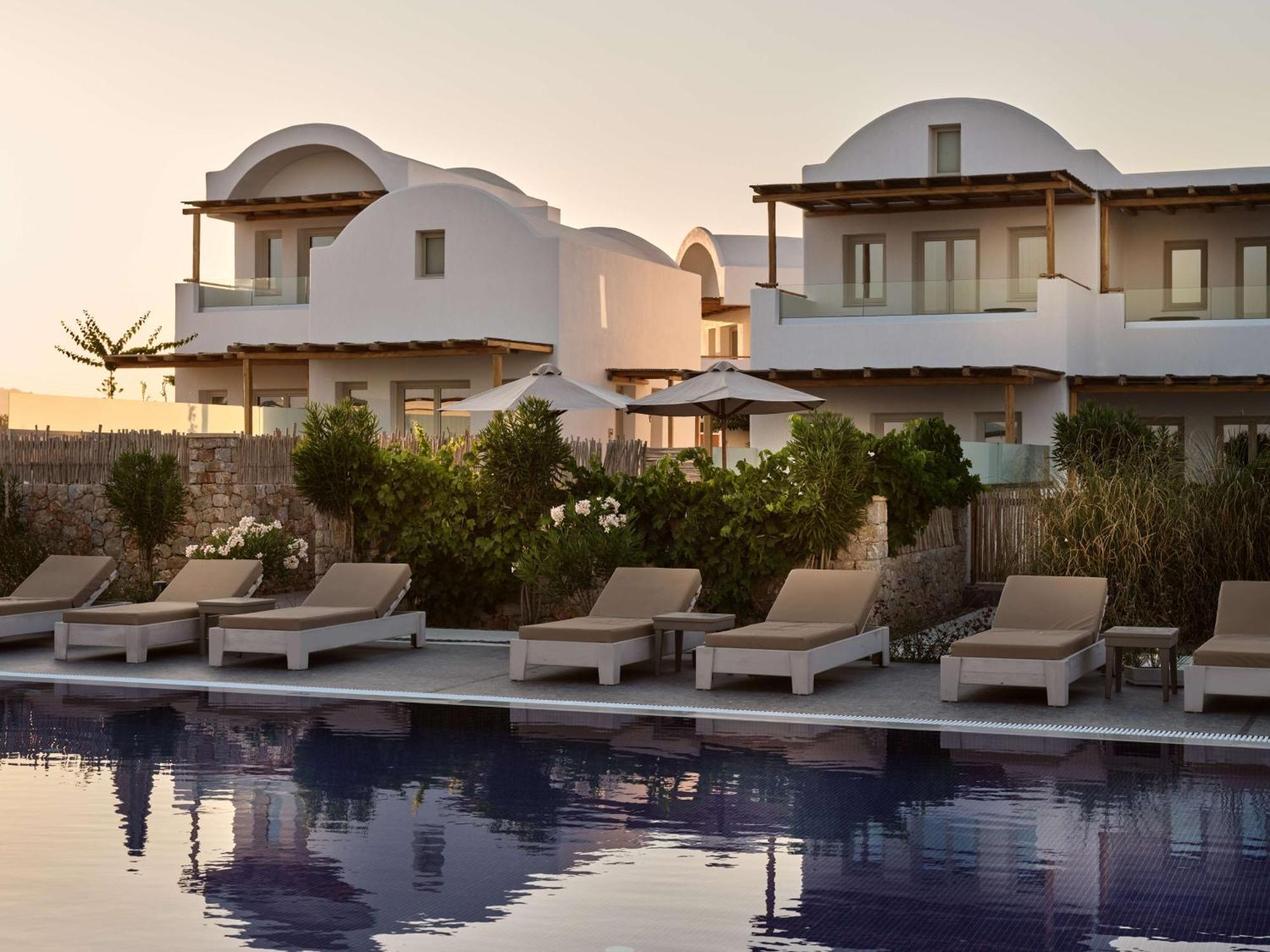 Sea Breeze Santorini Beach Resort, Curio By Hilton Agios Georgios  Exterior foto