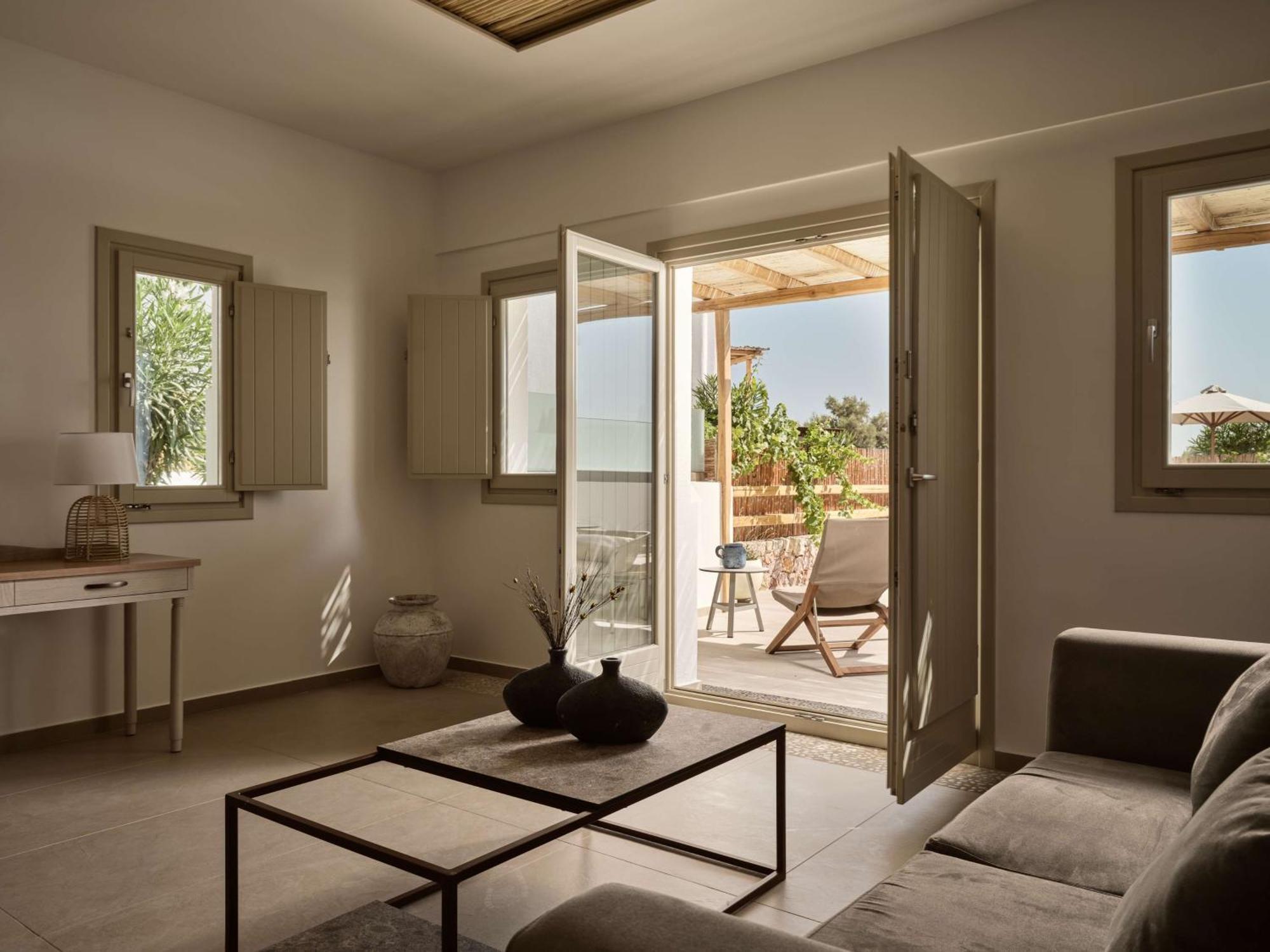 Sea Breeze Santorini Beach Resort, Curio By Hilton Agios Georgios  Exterior foto